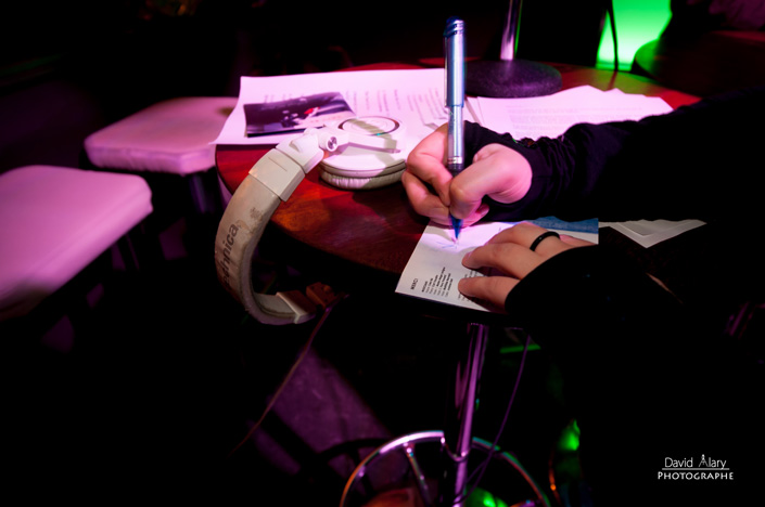 Caro Bé - Closing the Book